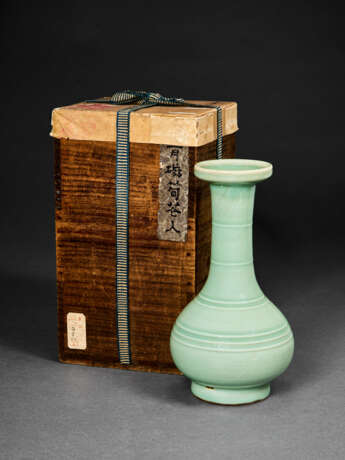 A LONGQUAN CELADON `BAMBOO-NECK` VASE - Foto 1