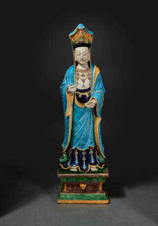 A RARE LARGE GLAZED BISCUIT FIGURE OF GUANYIN - photo 5