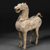 A RARE SMALL WOOD FIGURE OF A STANDING HORSE - Foto 1