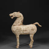 A RARE SMALL WOOD FIGURE OF A STANDING HORSE - photo 2