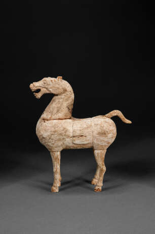 A RARE SMALL WOOD FIGURE OF A STANDING HORSE - Foto 2