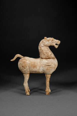 A RARE SMALL WOOD FIGURE OF A STANDING HORSE - фото 3