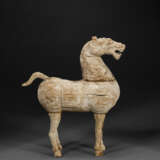 A RARE SMALL WOOD FIGURE OF A STANDING HORSE - Foto 3