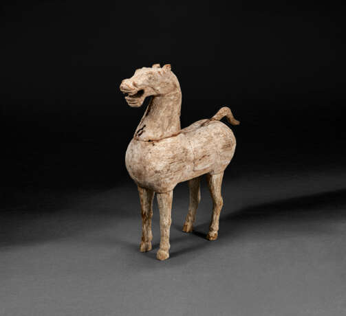 A RARE SMALL WOOD FIGURE OF A STANDING HORSE - фото 4
