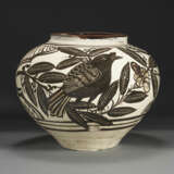 A RARE WELL-PAINTED AND INCISED CIZHOU `BIRDS` JAR - фото 1