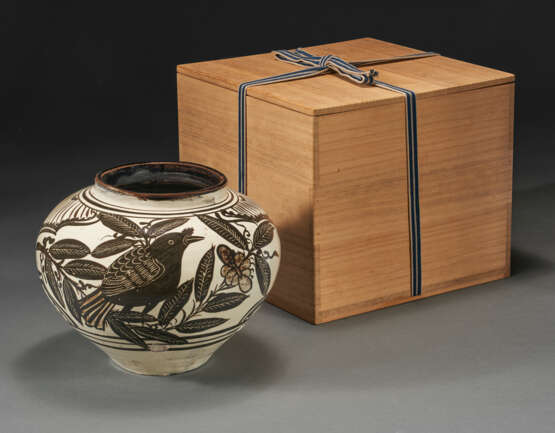 A RARE WELL-PAINTED AND INCISED CIZHOU `BIRDS` JAR - Foto 2