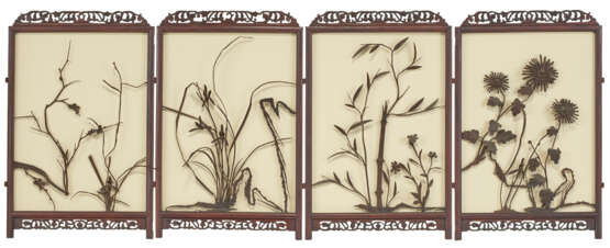 A PAIR OF SMALL HARDWOOD FOUR-PANEL HANGING SCREENS WITH IRON LANDSCAPE SCENES - Foto 2