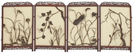 A PAIR OF SMALL HARDWOOD FOUR-PANEL HANGING SCREENS WITH IRON LANDSCAPE SCENES - Foto 3
