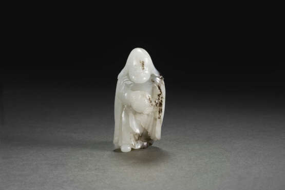 A RARE WHITE AND BLACK JADE FIGURE OF A FOREIGN TRIBUTE BEARER - фото 1