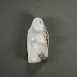 A RARE WHITE AND BLACK JADE FIGURE OF A FOREIGN TRIBUTE BEARER - Foto 2