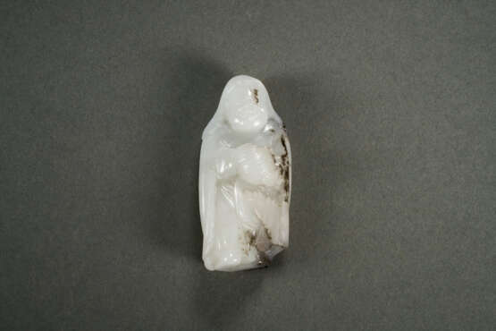 A RARE WHITE AND BLACK JADE FIGURE OF A FOREIGN TRIBUTE BEARER - Foto 2