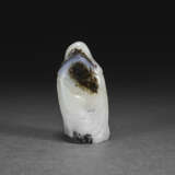 A RARE WHITE AND BLACK JADE FIGURE OF A FOREIGN TRIBUTE BEARER - фото 3