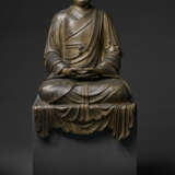 A VERY RARE AND LARGE GILT-BRONZE FIGURE OF A SEATED LUOHAN - фото 1