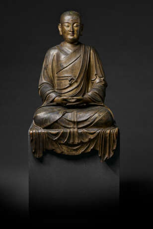A VERY RARE AND LARGE GILT-BRONZE FIGURE OF A SEATED LUOHAN - Foto 1