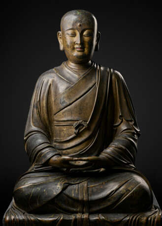 A VERY RARE AND LARGE GILT-BRONZE FIGURE OF A SEATED LUOHAN - Foto 2