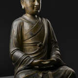 A VERY RARE AND LARGE GILT-BRONZE FIGURE OF A SEATED LUOHAN - Foto 3
