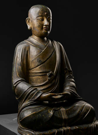 A VERY RARE AND LARGE GILT-BRONZE FIGURE OF A SEATED LUOHAN - фото 3