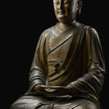 A VERY RARE AND LARGE GILT-BRONZE FIGURE OF A SEATED LUOHAN - фото 4