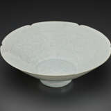 A CARVED QINGBAI `BOYS` BOWL - Foto 2