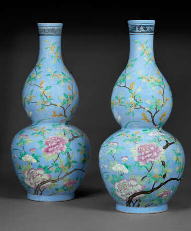 A MASSIVE AND RARE PAIR OF FAMILLE ROSE LAVENDER-GROUND DOUBLE-GOURD VASES - фото 1