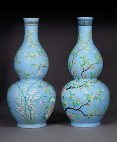 A MASSIVE AND RARE PAIR OF FAMILLE ROSE LAVENDER-GROUND DOUBLE-GOURD VASES - Foto 2
