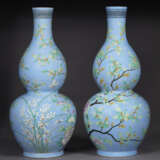 A MASSIVE AND RARE PAIR OF FAMILLE ROSE LAVENDER-GROUND DOUBLE-GOURD VASES - photo 2