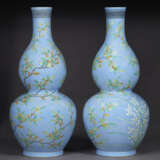 A MASSIVE AND RARE PAIR OF FAMILLE ROSE LAVENDER-GROUND DOUBLE-GOURD VASES - photo 3