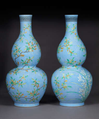 A MASSIVE AND RARE PAIR OF FAMILLE ROSE LAVENDER-GROUND DOUBLE-GOURD VASES - Foto 3