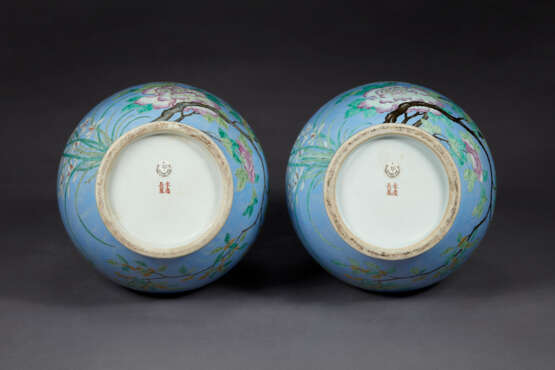 A MASSIVE AND RARE PAIR OF FAMILLE ROSE LAVENDER-GROUND DOUBLE-GOURD VASES - photo 4