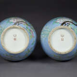 A MASSIVE AND RARE PAIR OF FAMILLE ROSE LAVENDER-GROUND DOUBLE-GOURD VASES - Foto 4