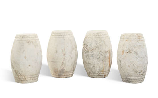 A SET OF FOUR CARVED WHITE MARBLE DRUM STOOLS - Foto 3