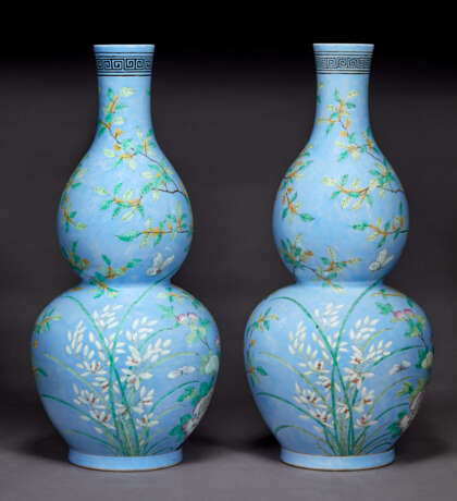 A MASSIVE AND RARE PAIR OF FAMILLE ROSE LAVENDER-GROUND DOUBLE-GOURD VASES - Foto 9