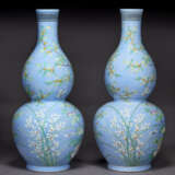 A MASSIVE AND RARE PAIR OF FAMILLE ROSE LAVENDER-GROUND DOUBLE-GOURD VASES - Foto 9
