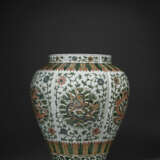 A LARGE AND VERY RARE WUCAI `DRAGON` JAR - photo 1