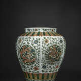 A LARGE AND VERY RARE WUCAI `DRAGON` JAR - photo 2