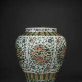 A LARGE AND VERY RARE WUCAI `DRAGON` JAR - фото 3