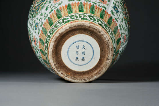 A LARGE AND VERY RARE WUCAI `DRAGON` JAR - photo 4