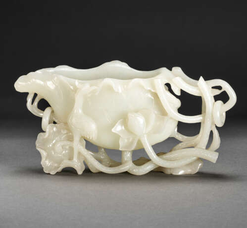 A LARGE PALE GREENISH-WHITE JADE LOTUS LEAF-FORM POURING VESSEL - Foto 1