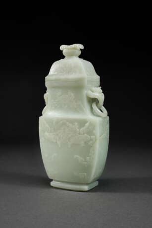 A WHITE JADE ARCHAISTIC VASE AND COVER - photo 2