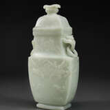 A WHITE JADE ARCHAISTIC VASE AND COVER - Foto 2