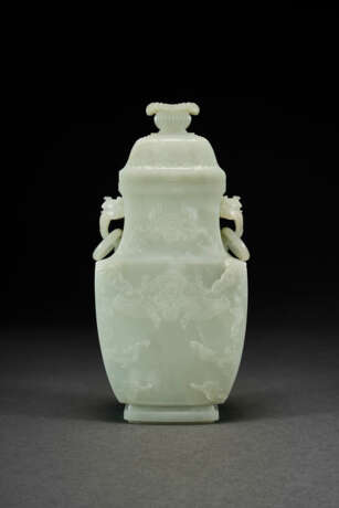 A WHITE JADE ARCHAISTIC VASE AND COVER - Foto 3