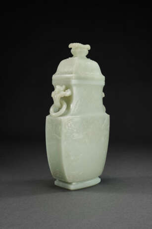 A WHITE JADE ARCHAISTIC VASE AND COVER - Foto 4