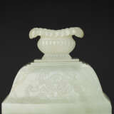 A WHITE JADE ARCHAISTIC VASE AND COVER - Foto 6