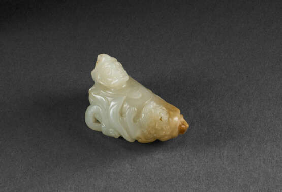 AN UNUSUAL PALE GREENISH-GREY JADE CARVING OF A FOREIGNER WITH BUDDHIST LION - фото 1