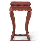 A WELL-CARVED RED LACQUER INCENSE STAND - Foto 1