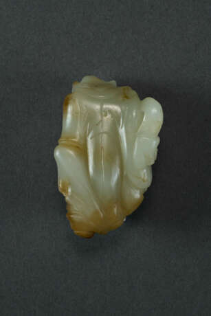 AN UNUSUAL PALE GREENISH-GREY JADE CARVING OF A FOREIGNER WITH BUDDHIST LION - Foto 2