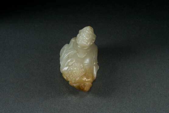 AN UNUSUAL PALE GREENISH-GREY JADE CARVING OF A FOREIGNER WITH BUDDHIST LION - фото 3