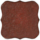 A WELL-CARVED RED LACQUER INCENSE STAND - Foto 3