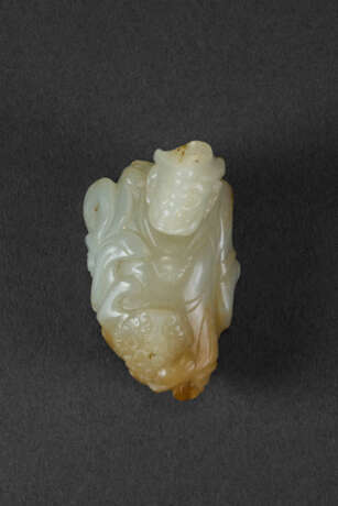 AN UNUSUAL PALE GREENISH-GREY JADE CARVING OF A FOREIGNER WITH BUDDHIST LION - photo 4