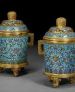 Icône. A PAIR OF CLOISONN&#201; ENAMEL TAPERING CYLINDRICAL TRIPOD CENSERS AND COVERS